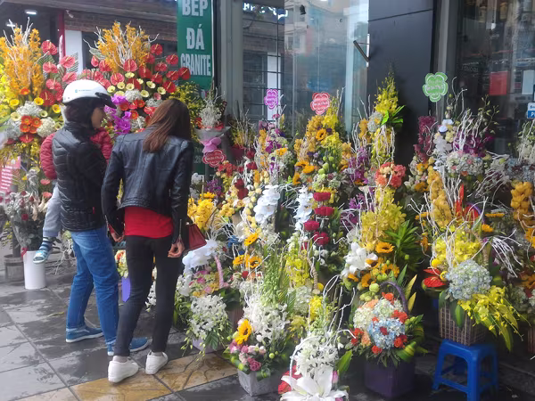 Sôi động thị trường quà tặng và giải trí ngày 8-3 ảnh 1