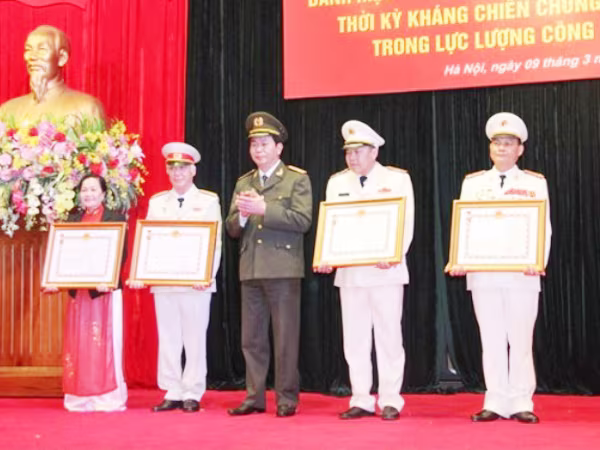 Truy tặng, phong tặng danh hiệu "Anh hùng lực lượng vũ trang nhân dân" ảnh 1 Truy tặng, phong tặng danh hiệu "Anh hùng lực lượng vũ trang nhân dân" ảnh 1