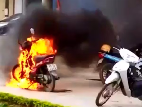 Người vi phạm đốt xe phản ứng với Cảnh sát giao thông, phạm tội gì? ảnh 1 Người vi phạm đốt xe phản ứng với Cảnh sát giao thông, phạm tội gì? ảnh 1