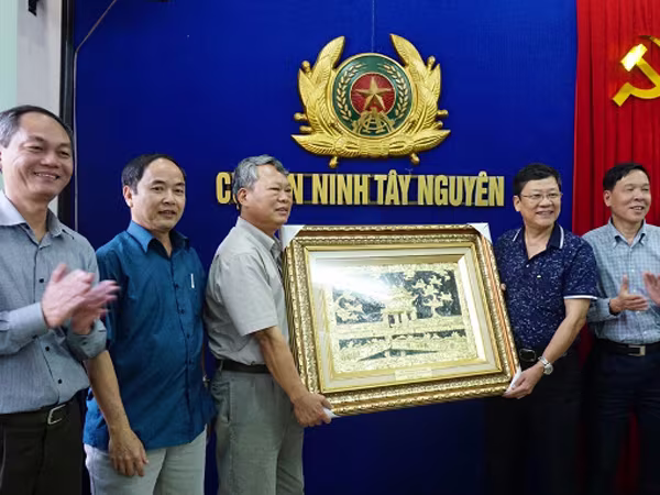 Chia sẻ khó khăn với đồng chí, đồng đội ở Tây Nguyên ảnh 1 Chia sẻ khó khăn với đồng chí, đồng đội ở Tây Nguyên ảnh 1