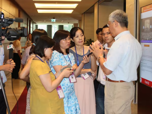 "Tiếp sức" để báo chí vượt khó ảnh 1