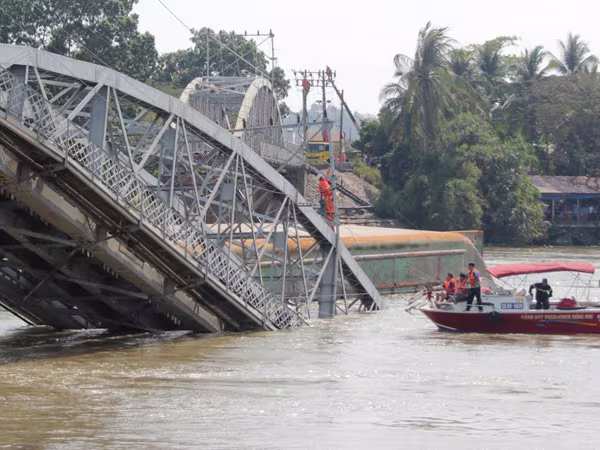 Hàng trăm cây cầu yếu đang chờ sập ảnh 1