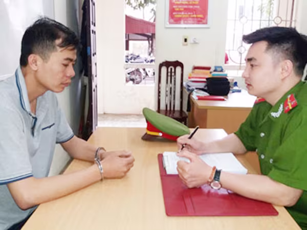 Mạo danh công an, hứa "chạy" trường  ảnh 1