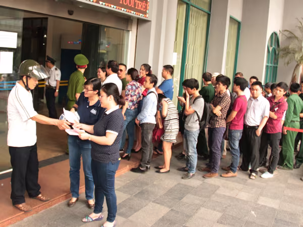 Đợi cả giờ để mua tiền lưu niệm ảnh 1