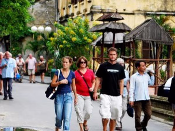 Kiên trì nới visa để hút khách du lịch ảnh 1