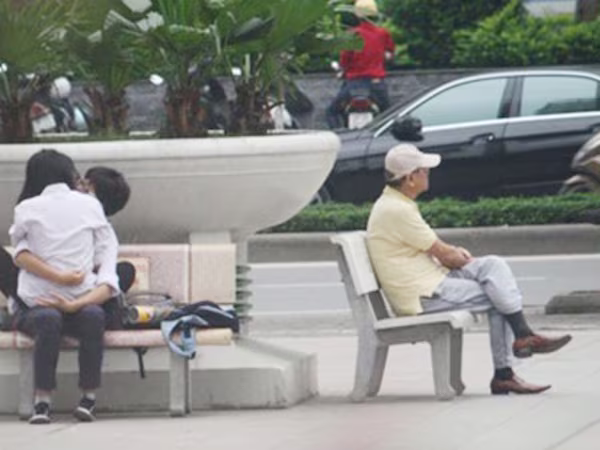 Khi cảnh "nhạy cảm" bị đem ra nơi công cộng ảnh 1 Khi cảnh "nhạy cảm" bị đem ra nơi công cộng ảnh 1