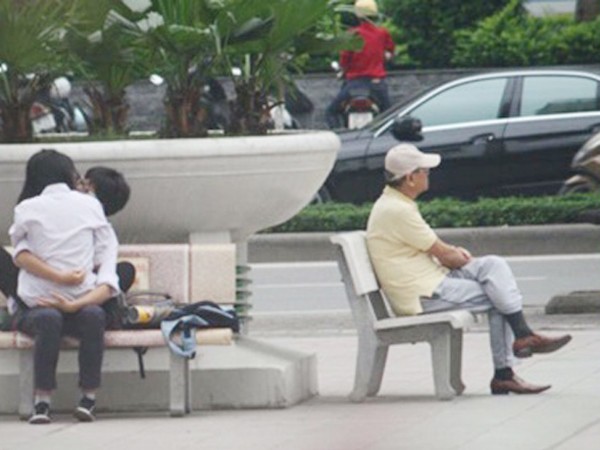 Khi cảnh "nhạy cảm" bị đem ra nơi công cộng ảnh 1 Khi cảnh "nhạy cảm" bị đem ra nơi công cộng ảnh 1