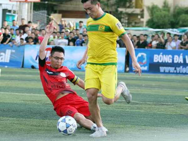 Hấp dẫn bóng đá "phủi" ngoại hạng ảnh 1