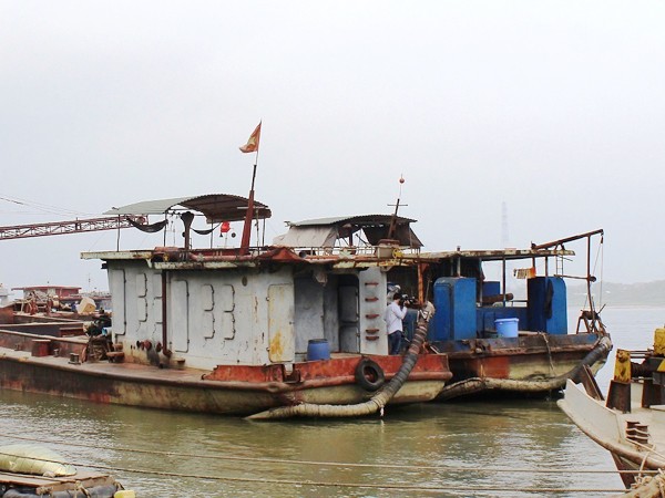 Nhận diện "cát tặc" trên các tuyến sông ở Hà Nội(Kỳ 3): Chiêu trò núp bóng, "bắt tay" với "cát tặc" ảnh 1 Nhận diện "cát tặc" trên các tuyến sông ở Hà Nội(Kỳ 3): Chiêu trò núp bóng, "bắt tay" với "cát tặc" ảnh 1