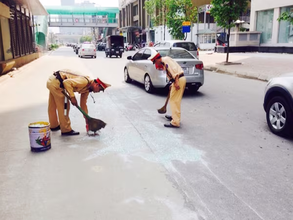 CSGT dọn "bẫy" thủy tinh trên đường ảnh 1 CSGT dọn "bẫy" thủy tinh trên đường ảnh 1