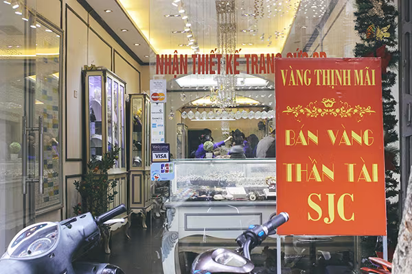 Tiệm vàng lớn xếp hàng dài, tiệm vàng nhỏ ế chỏng chơ ảnh 10 Tiệm vàng lớn xếp hàng dài, tiệm vàng nhỏ ế chỏng chơ ảnh 10