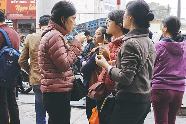 Tiệm vàng lớn xếp hàng dài, tiệm vàng nhỏ ế chỏng chơ ảnh 5 Tiệm vàng lớn xếp hàng dài, tiệm vàng nhỏ ế chỏng chơ ảnh 5