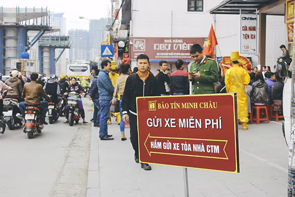 Tiệm vàng lớn xếp hàng dài, tiệm vàng nhỏ ế chỏng chơ ảnh 8 Tiệm vàng lớn xếp hàng dài, tiệm vàng nhỏ ế chỏng chơ ảnh 8