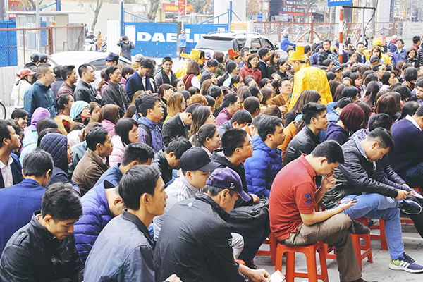 Tiệm vàng lớn xếp hàng dài, tiệm vàng nhỏ ế chỏng chơ ảnh 6 Tiệm vàng lớn xếp hàng dài, tiệm vàng nhỏ ế chỏng chơ ảnh 6