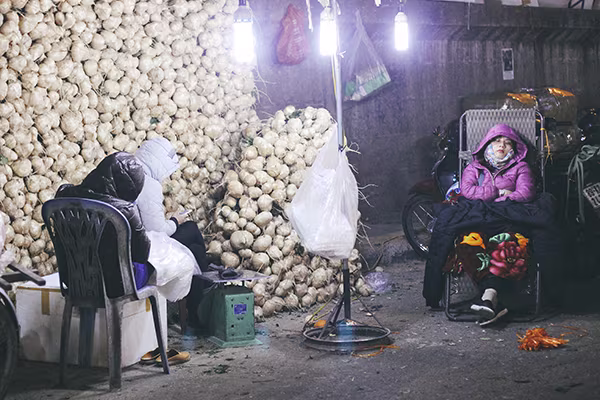 Giấc ngủ chập chờn của các tiểu thương ở chợ đầu mối Long Biên ảnh 4 Giấc ngủ chập chờn của các tiểu thương ở chợ đầu mối Long Biên ảnh 4