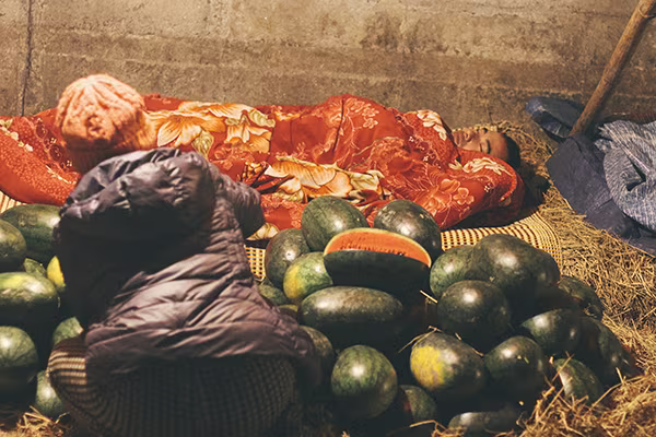 Giấc ngủ chập chờn của các tiểu thương ở chợ đầu mối Long Biên ảnh 5 Giấc ngủ chập chờn của các tiểu thương ở chợ đầu mối Long Biên ảnh 5