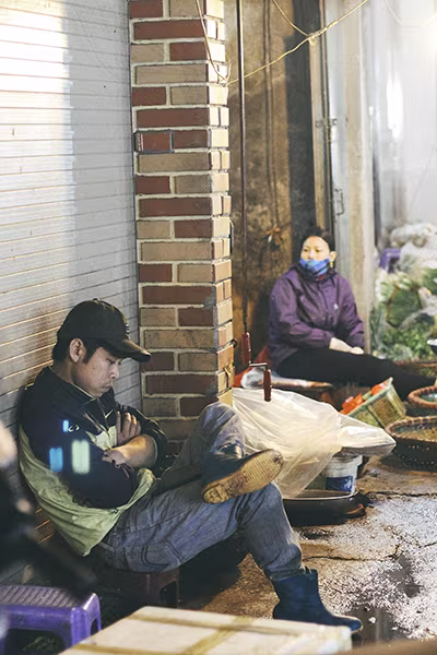 Giấc ngủ chập chờn của các tiểu thương ở chợ đầu mối Long Biên ảnh 8 Giấc ngủ chập chờn của các tiểu thương ở chợ đầu mối Long Biên ảnh 8