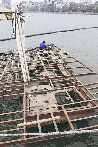 Hàng loạt tàu thuyền cũ nát bỏ hoang ở một góc hồ Tây ảnh 7