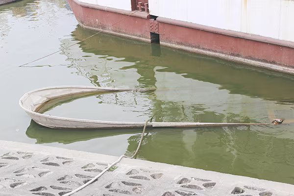 Hàng loạt tàu thuyền cũ nát bỏ hoang ở một góc hồ Tây ảnh 4