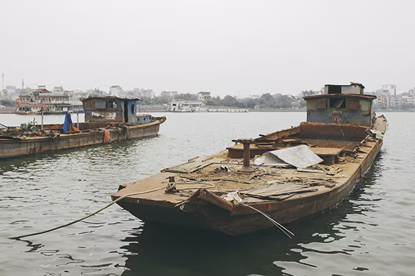 Hàng loạt tàu thuyền cũ nát bỏ hoang ở một góc hồ Tây ảnh 1