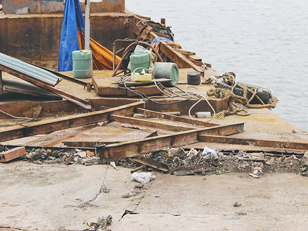 Hàng loạt tàu thuyền cũ nát bỏ hoang ở một góc hồ Tây ảnh 3