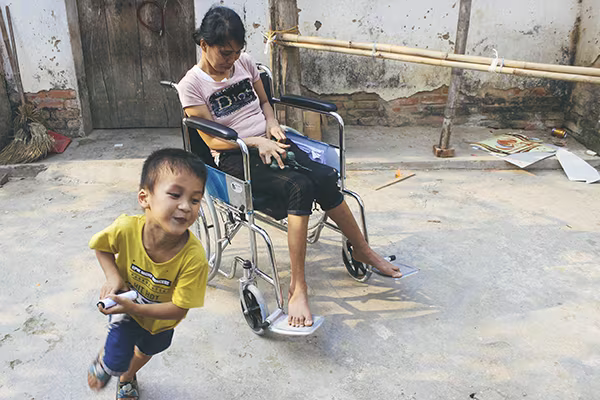 Mẹ ngồi xe lăn chắt chiu từng đồng nuôi con ăn học ảnh 8 Mẹ ngồi xe lăn chắt chiu từng đồng nuôi con ăn học ảnh 8