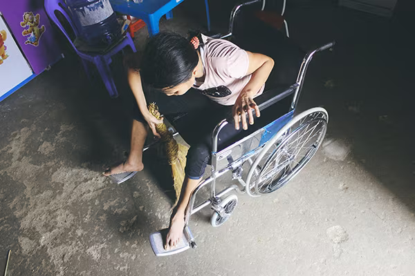 Mẹ ngồi xe lăn chắt chiu từng đồng nuôi con ăn học ảnh 4 Mẹ ngồi xe lăn chắt chiu từng đồng nuôi con ăn học ảnh 4