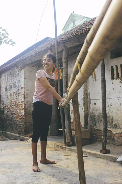 Mẹ ngồi xe lăn chắt chiu từng đồng nuôi con ăn học ảnh 7 Mẹ ngồi xe lăn chắt chiu từng đồng nuôi con ăn học ảnh 7