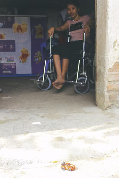 Mẹ ngồi xe lăn chắt chiu từng đồng nuôi con ăn học ảnh 6 Mẹ ngồi xe lăn chắt chiu từng đồng nuôi con ăn học ảnh 6