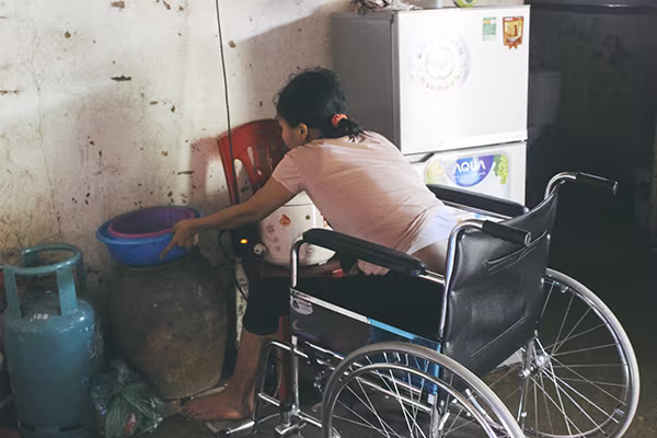 Mẹ ngồi xe lăn chắt chiu từng đồng nuôi con ăn học ảnh 5 Mẹ ngồi xe lăn chắt chiu từng đồng nuôi con ăn học ảnh 5