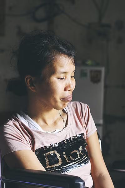 Mẹ ngồi xe lăn chắt chiu từng đồng nuôi con ăn học ảnh 3 Mẹ ngồi xe lăn chắt chiu từng đồng nuôi con ăn học ảnh 3