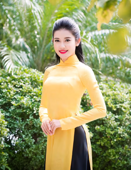 Á hậu Huyền My diện áo dài nổi bật đi ghi hình Tết ảnh 9