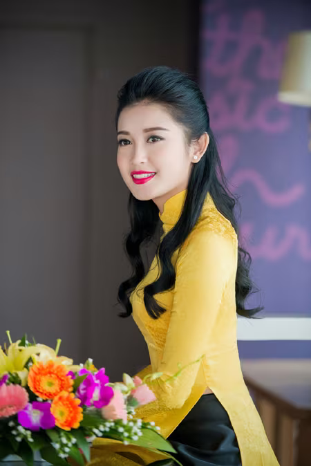 Á hậu Huyền My diện áo dài nổi bật đi ghi hình Tết ảnh 3