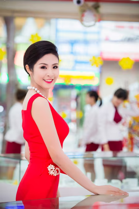 Hoa hậu Ngọc Hân khoe sắc gợi cảm bên hoa đào ảnh 1 Hoa hậu Ngọc Hân khoe sắc gợi cảm bên hoa đào ảnh 1