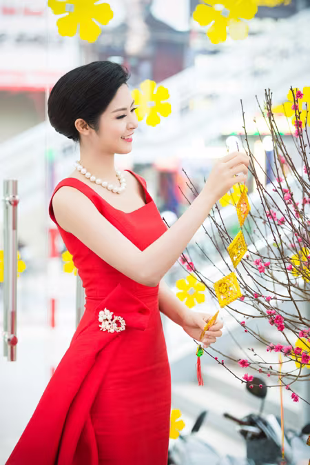 Hoa hậu Ngọc Hân khoe sắc gợi cảm bên hoa đào ảnh 5 Hoa hậu Ngọc Hân khoe sắc gợi cảm bên hoa đào ảnh 5