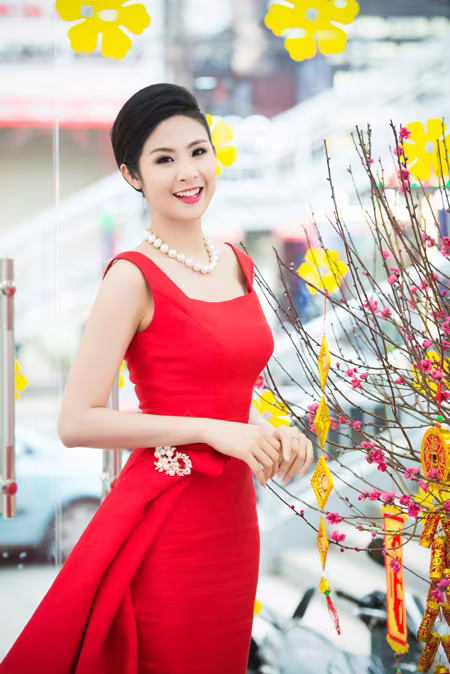 Hoa hậu Ngọc Hân khoe sắc gợi cảm bên hoa đào ảnh 6 Hoa hậu Ngọc Hân khoe sắc gợi cảm bên hoa đào ảnh 6