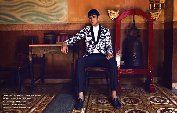 “Thần đồng toán học” Văn Kiên lịch lãm với veston hoa đón Tết ảnh 6