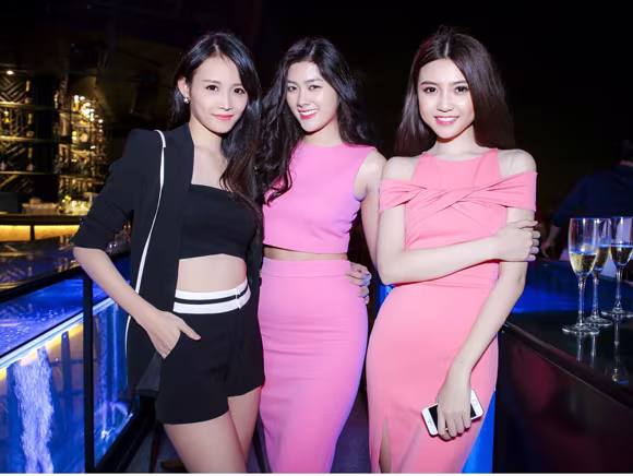 Linh Chi hở bạo, tụ họp cùng dàn chân dài Venus ảnh 6 Linh Chi hở bạo, tụ họp cùng dàn chân dài Venus ảnh 6