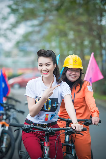 Á hậu Thụy Vân đạp xe kêu gọi tiết kiệm điện ảnh 4 Á hậu Thụy Vân đạp xe kêu gọi tiết kiệm điện ảnh 4