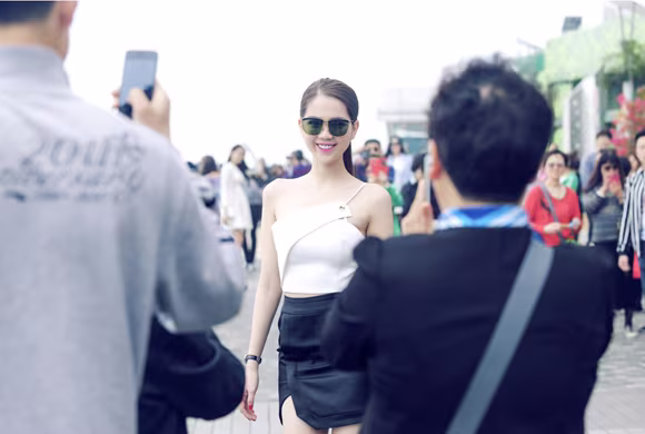 Ngọc Trinh khoe chân dài trên phố Hồng Kông ảnh 7