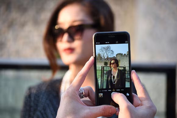 Á hậu Huyền My “lột xác” với streetstyle sành điệu ở trời Tây ảnh 4