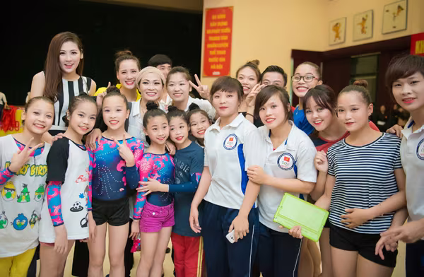 Á hậu Tú Anh “ngọt ngào” tiễn đoàn vận động viên tham dự Seagames 28 ảnh 3 Á hậu Tú Anh “ngọt ngào” tiễn đoàn vận động viên tham dự Seagames 28 ảnh 3