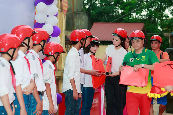 Hoa hậu Kỳ Duyên diễn hài cùng Xuân Bắc, Tự Long ảnh 1