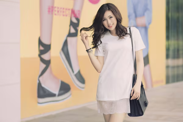 Á hậu Tú Anh diện đồ “xì-tin” rạng ngời dạo phố  ảnh 8