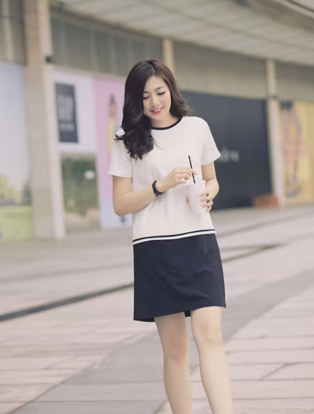 Á hậu Tú Anh diện đồ “xì-tin” rạng ngời dạo phố  ảnh 2