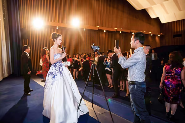 Vũ Ngọc Anh, Trần Bảo Sơn hạnh phúc giữa vòng vây kiều bào tại Đức ảnh 9