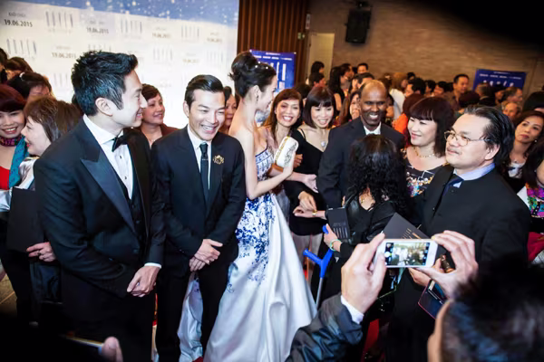 Vũ Ngọc Anh, Trần Bảo Sơn hạnh phúc giữa vòng vây kiều bào tại Đức ảnh 7