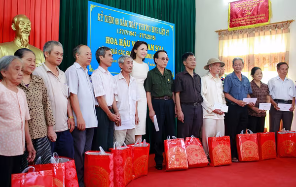 Hoa hậu Kỳ Duyên bỏ "tiền túi" về quê làm từ thiện ảnh 4