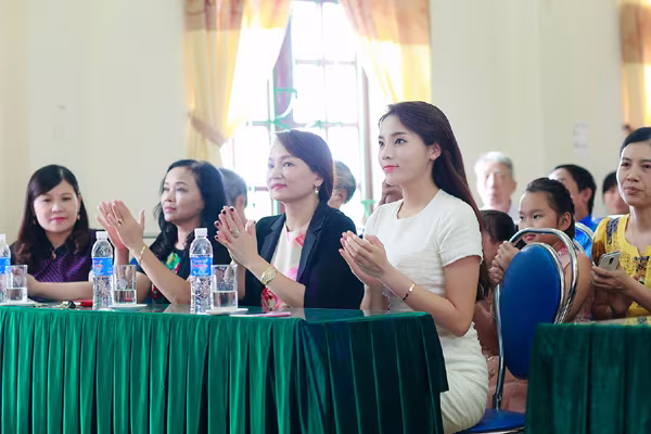 Hoa hậu Kỳ Duyên bỏ "tiền túi" về quê làm từ thiện ảnh 1