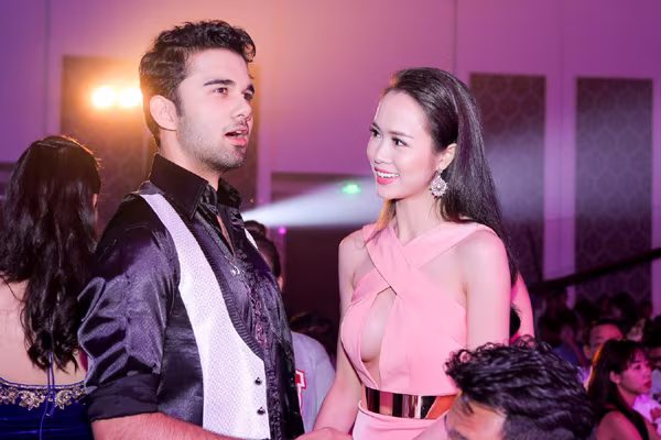 Nàng "Quyên" Vũ Ngọc Anh hở bạo hội ngộ chồng "Cô dâu 8 tuổi" ảnh 7